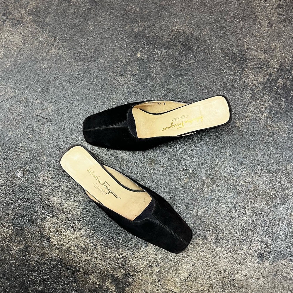 Vtg 90’s Salvatore Ferragamo Wmns black suede square toe mules - Kitten heels